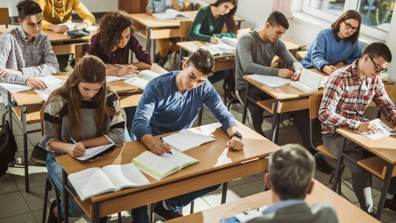 Sınıfta test çözen öğrenciler