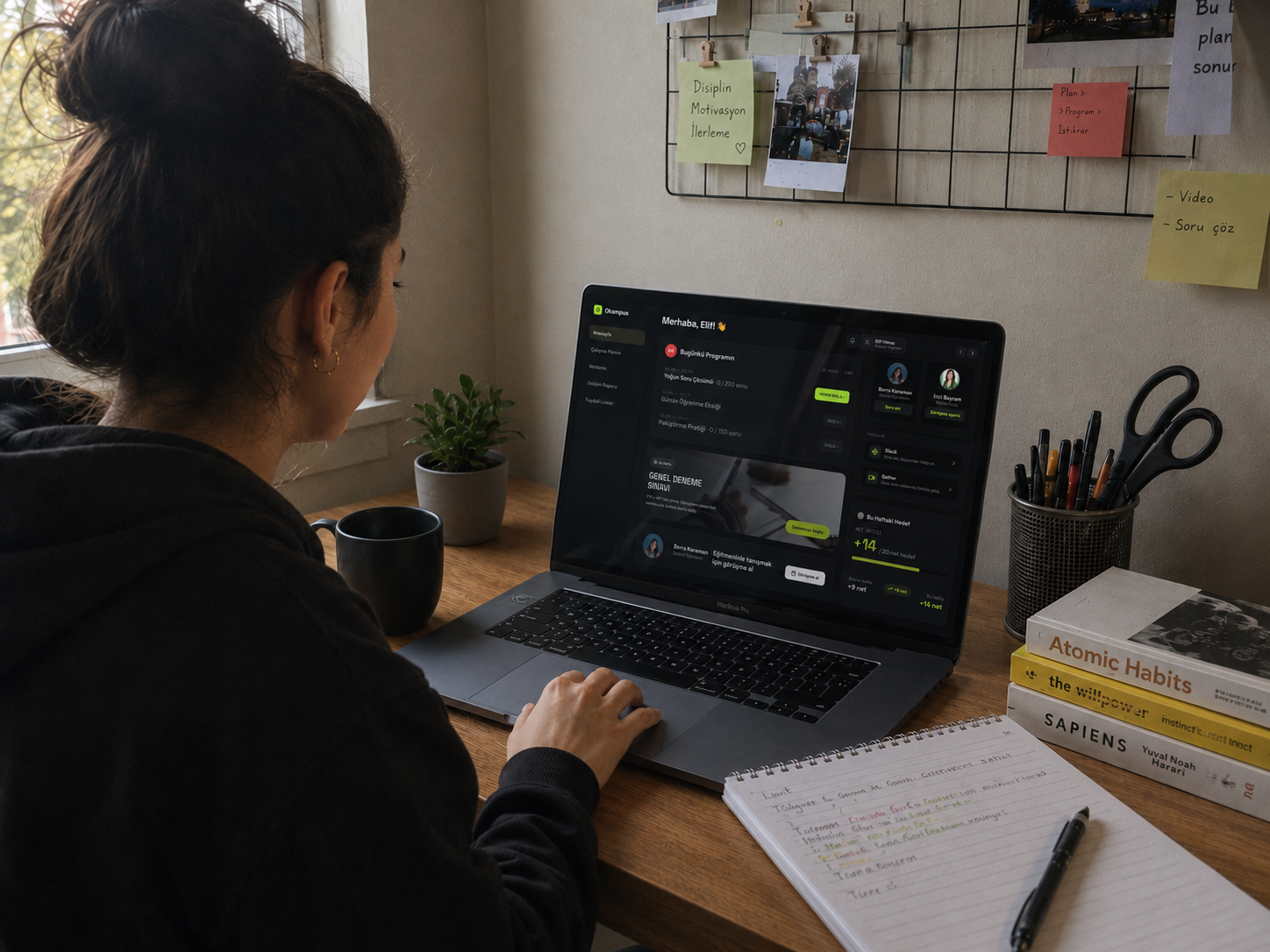 Çalışma planını laptopta takip eden öğrenci