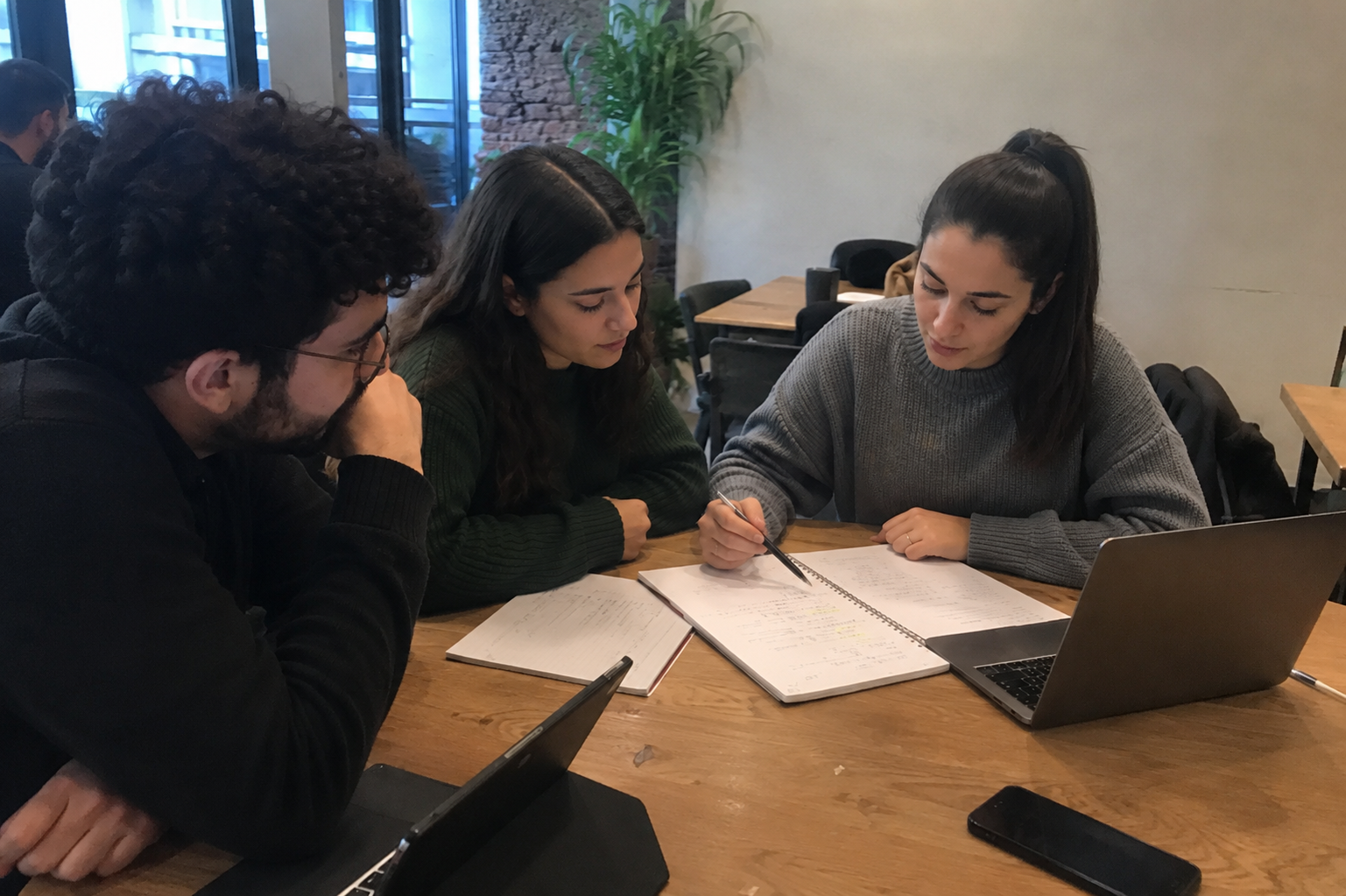 Grup çalışması yapan öğrenciler